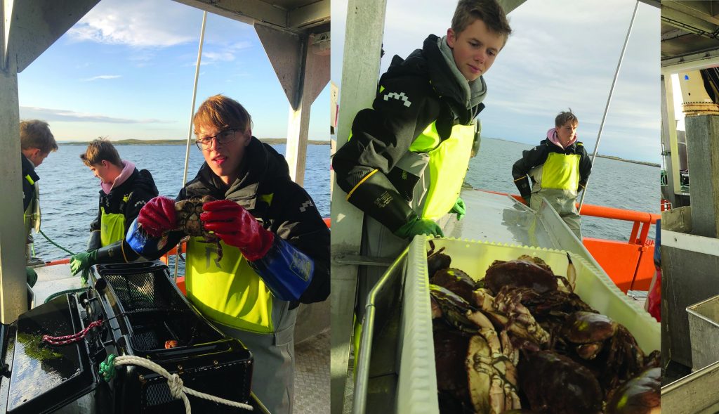 Elevene får prøvd seg på krabbefiske med skolebåten Fru Inger