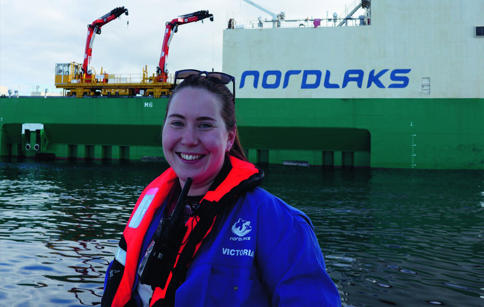Victoria Stenvold (24) er driftsleder for oppvekstlokalitetene som forsyner havfarmen med laks.